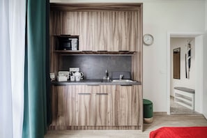 Apartemen Standar | Dapur pribadi | Lemari es kecil, microwave, kompor, dan peralatan masak/sendok-piring