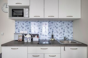 デラックス アパートメント シティビュー | 専用キッチン | 小型冷蔵庫、電子レンジ、コンロ、調理器具と食器