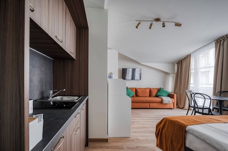 2 habitaciones, escritorio, tabla de planchar con plancha y wifi gratis