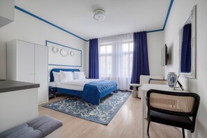 Deluxe appartement, uitzicht op stad | 2 slaapkamers, een bureau, een strijkplank/strijkijzer, gratis wifi