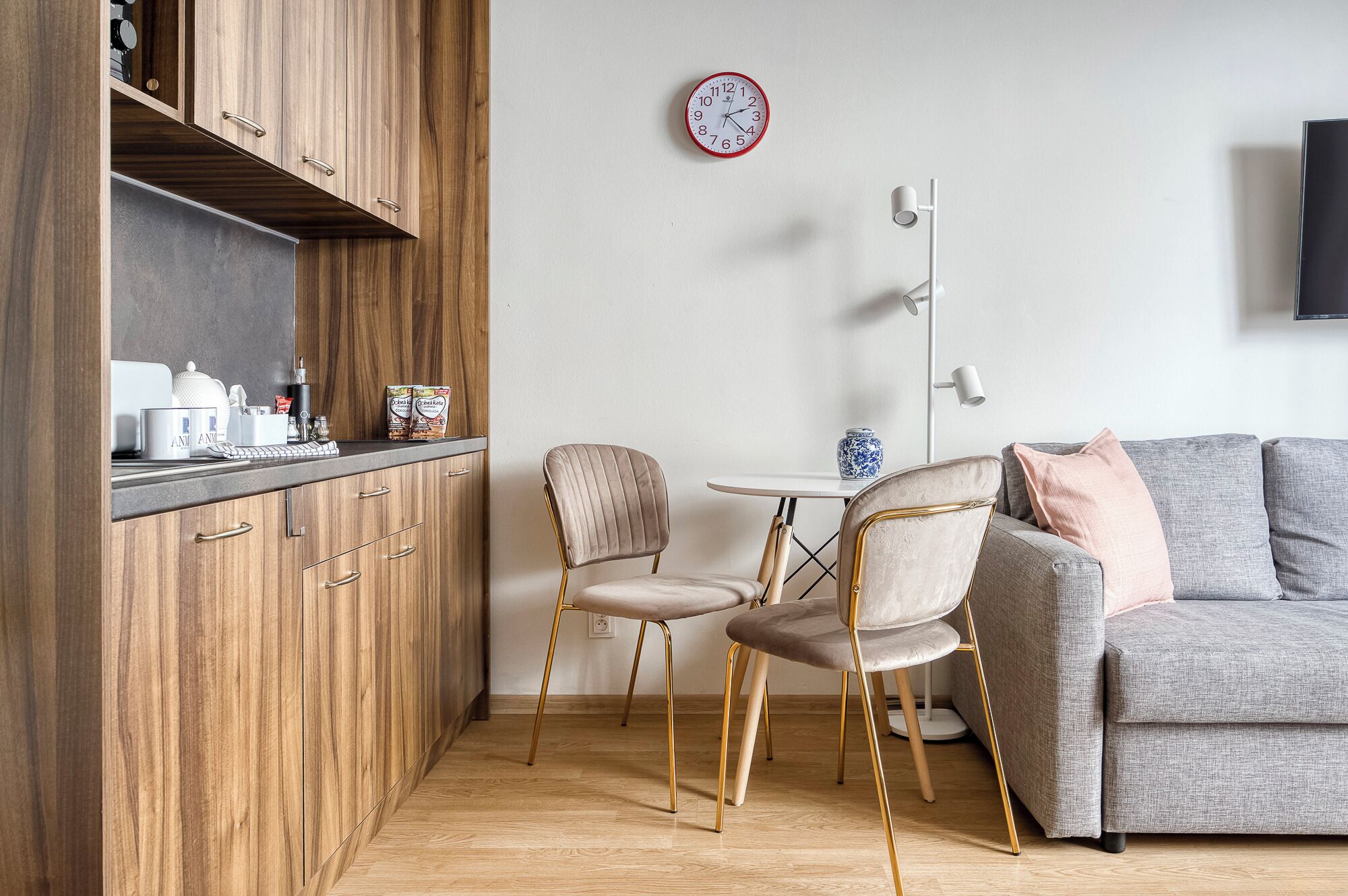 Luxury-Apartment | Wohnbereich | 75-Zoll-Flachbildfernseher mit Kabelempfang