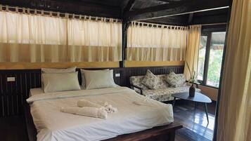 Quarto família, sacada, vista para o jardim | Escrivaninha, espaço de trabalho para notebook, cortinas blackout