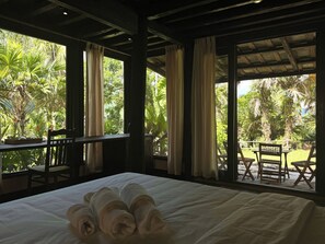 Bureau, espace de travail pour ordinateur portable, rideaux occultants