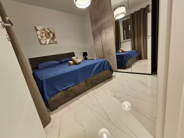 2 bedrooms, desk, iron/ironing board, WiFi