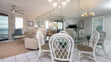 Condo, 2 Bedrooms | Tempat makan