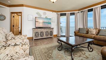 Condo, 3 Bedrooms | Living area