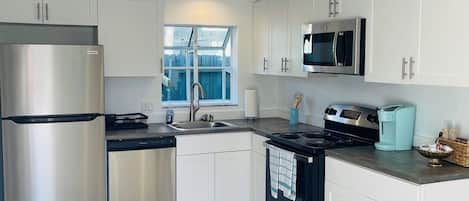 House, 2 Bedrooms | Private kitchen | Oven, coffee/tea maker