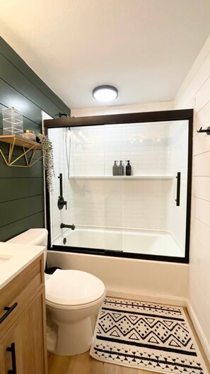 Suihku, hiustenkuivaaja, bidee, pyyhkeet