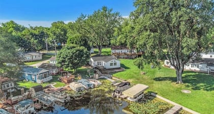 This house is located on North Webster Lake and features a hot tub.