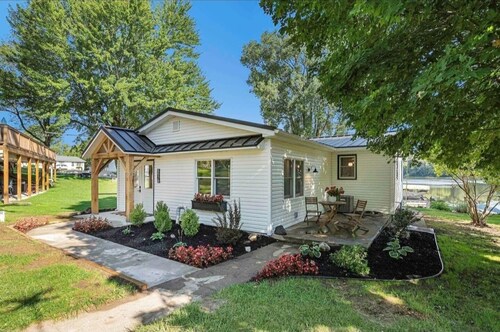 This house is located on North Webster Lake and features a hot tub.