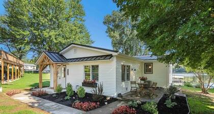 This house is located on North Webster Lake and features a hot tub.
