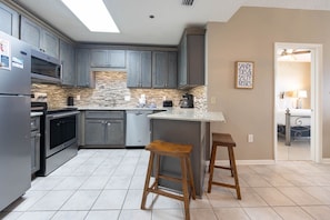 Appart'hôtel, 2 chambres | Cuisine privée | Réfrigérateur, four, cafetière/bouilloire