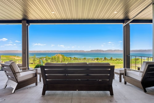 Emerald Estate (Sleeps 38)