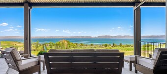 Emerald Estate (Sleeps 38)