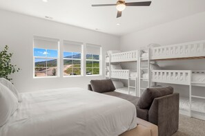 6 bedrooms, desk, free WiFi, bed sheets - Emerald Estate (Sleeps 38) (Fish Haven)