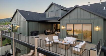 Emerald Estate (Sleeps 38)