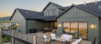 Emerald Estate (Sleeps 38)