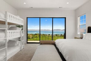 6 bedrooms, desk, free WiFi, bed sheets