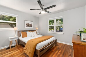 3 Schlafzimmer, Schreibtisch, Bügeleisen/Bügelbrett, Reisekinderbett
