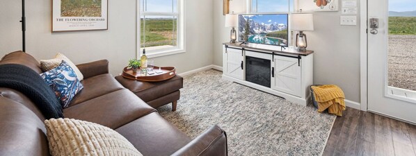 Una Smart TV, una chimenea, libros