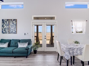 Outdoor dining - The Blue Flower 2 Bedroom Home (Rockport)