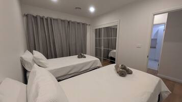 2 quartos, ferros/tábuas de passar roupa