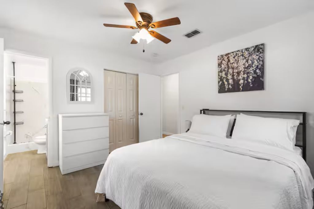 3 bedrooms, iron/ironing board, WiFi, bed sheets