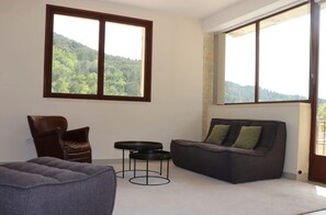 Exclusive-Villa, Terrasse, Bergblick (Les Oliviers) | Wohnbereich | 108-cm-Flachbildfernseher mit Satellitenempfang
