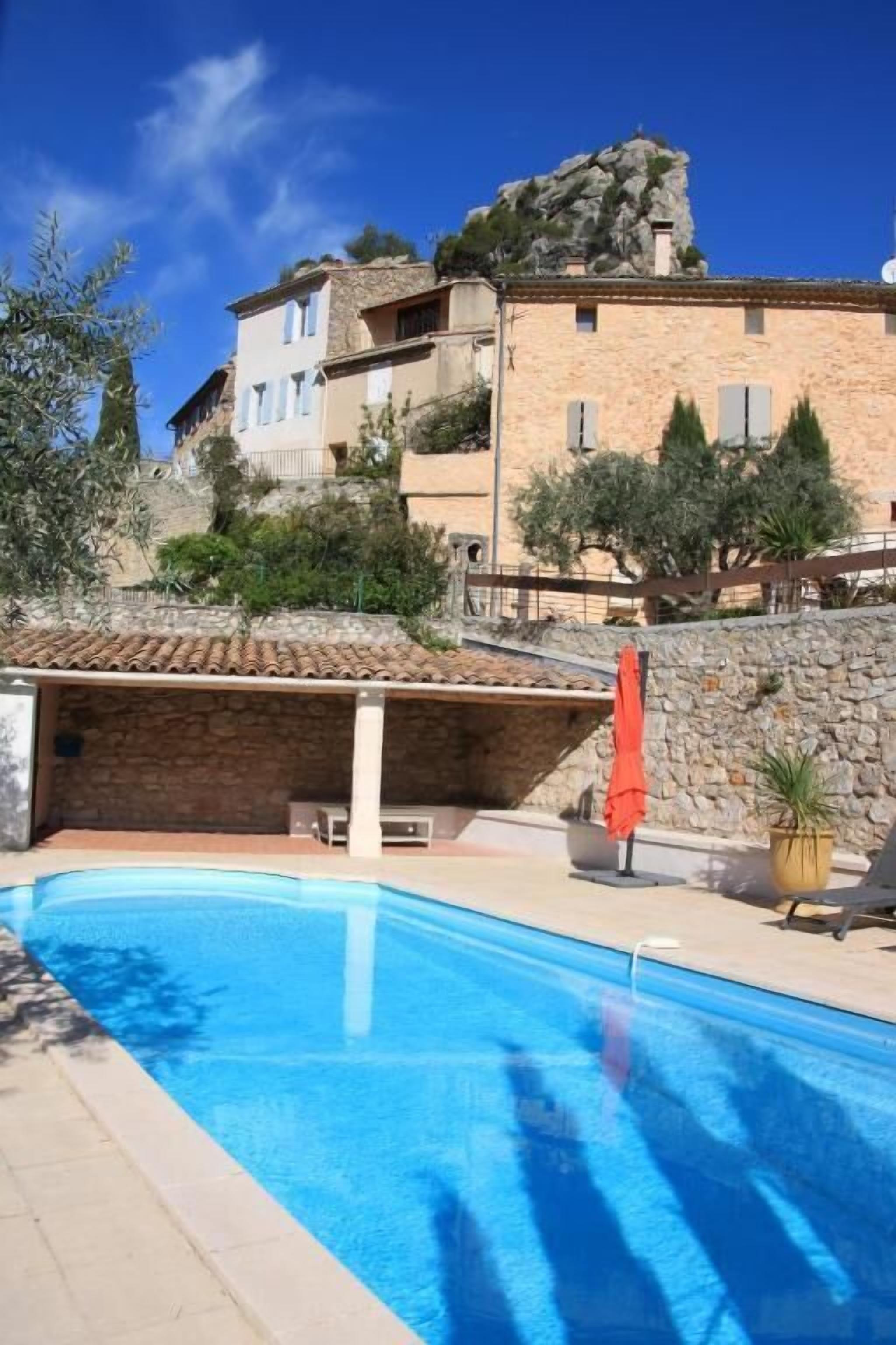 2 piscines extérieures, parasols de plage, chaises longues