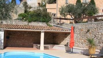 2 piscines extérieures, parasols de plage, chaises longues