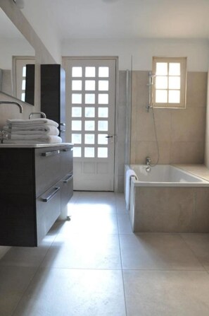 Comfort Villa, Balcony, Mountain View (Les Palmiers) | Bathroom | Hair dryer, towels, soap, toilet paper - Les Terrasses de la Roque Alric (La Roque-Alric)