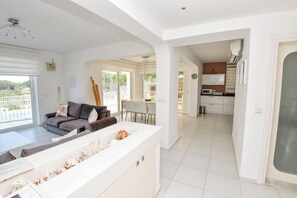 Smart TV - Villa Lycia, 3 Bedroom Private Villa Close to Sarıgerme Beach (Mugla)