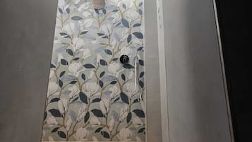 Dusj, hårføner, bidé og håndklær