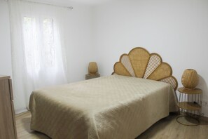 2 bedrooms, in-room safe, iron/ironing board, travel cot - Your retreat between turquoise shores and forested paths (Machico)