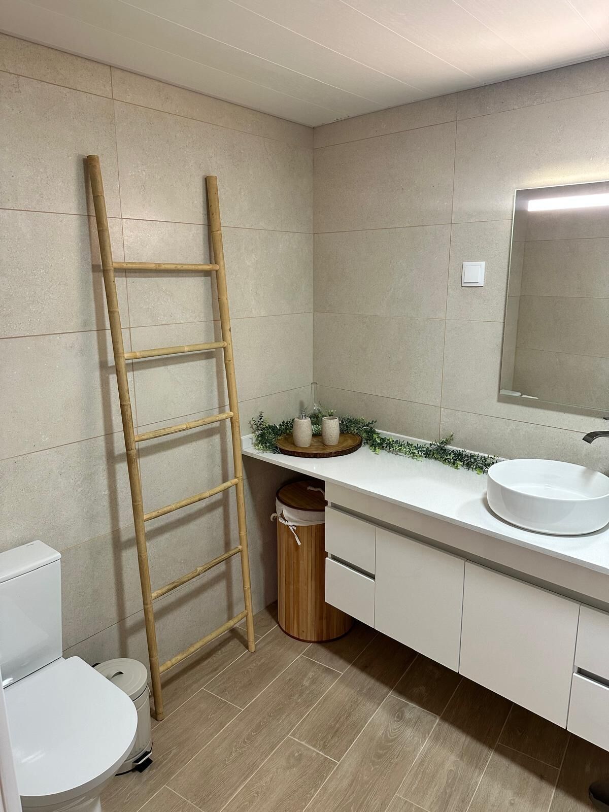 Chuveiro, secador de cabelo, toalhas de banho, papel higiênico
