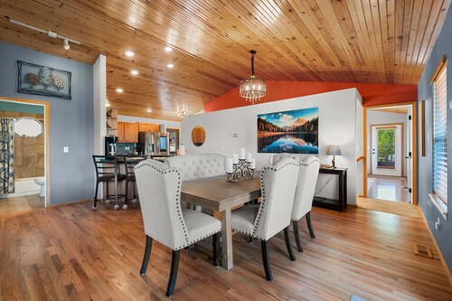 Epic Game Room | Panoramic Mountain Views | Minutes to Trails