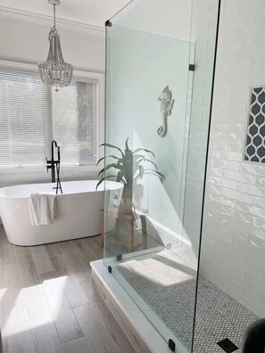 Douche, séchoir à cheveux, serviettes fournies
