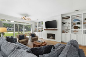Una Smart TV, una chimenea