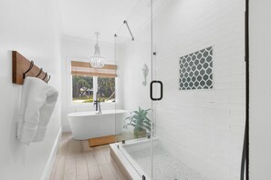Ducha, secador de pelo y toallas