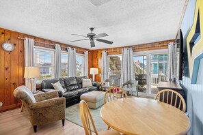 Een televisie en tafelvoetbal