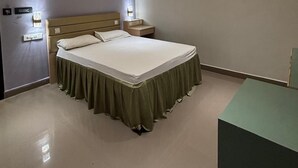 デラックス シングルルーム 禁煙 客室清掃 | デスク
