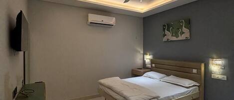 Deluxe Single Room, Non Smoking, Housekeeping | Desk