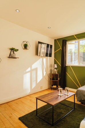 Interior - Modern 4 Bed Apartment w/ Parking, Near City (Cardiff)