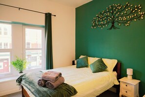 3 bedrooms, iron/ironing board, WiFi, bed sheets - Modern 4 Bed Apartment w/ Parking, Near City (Cardiff)