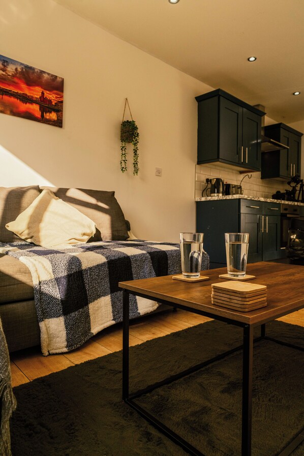 Interior - Modern 4 Bed Apartment w/ Parking, Near City (Cardiff)