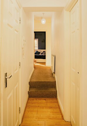 Interior - Modern 4 Bed Apartment w/ Parking, Near City (Cardiff)