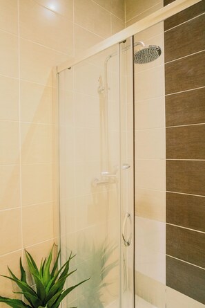 Dusche, Handtücher, Toilettenpapier