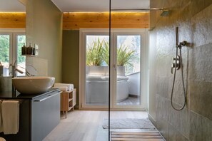 Douche, séchoir à cheveux, bidet, serviettes fournies