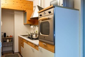 Micro-ondes, four, plaque de cuisson