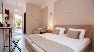 Standard Studio, 1 Double Bed, Garden View | Free WiFi